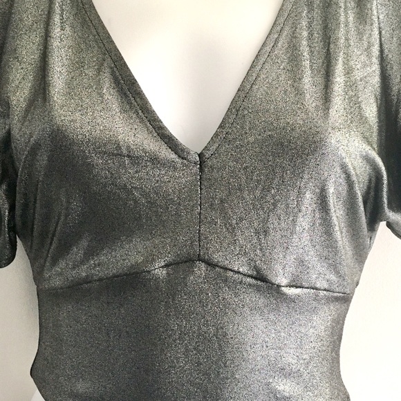 Revamped | Keyhole Sleeve Crop Top - Picture 3 of 7